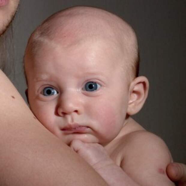 6 месяцев срыгивает. Малыш срыгивание. Патология срыгивание у новорожденных. Новорожденный часто срыгивает. Коричневое срыгивание у новорожденных.